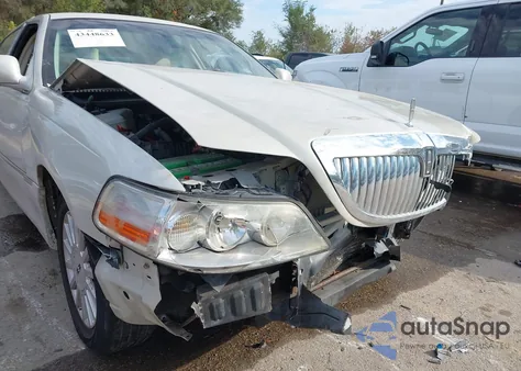 2005 Lincoln Town Car from USA, damaged, VIN 1LNHM82W25Y667065